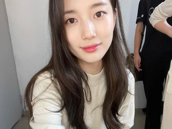 Xem ảnh hậu trường của Suzy, học được cách 'kẻ mắt chìm' rất tự nhiên