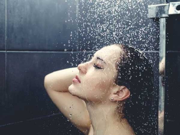 Tắm mùa lạnh mà làm việc này thì dễ đau đầu, trúng gió, cảm mạo cực kỳ nguy hiểm