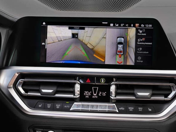 Hàng loạt xe sang BMW bị cắt bỏ màn hình cảm ứng