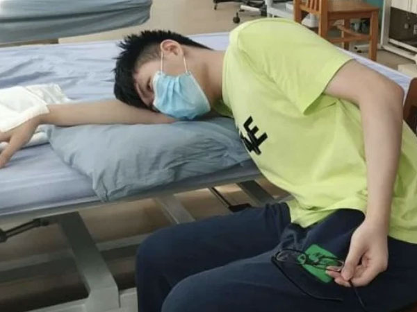 Ngủ gục trên bàn, nam thanh niên mất cảm giác cánh tay, suýt bị liệt chỉ vì điều này