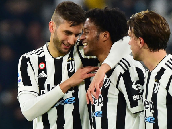 Juventus đánh bại Fiorentina nhờ pha ghi bàn 'khó tin' của Juan Cuadrado