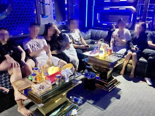Khởi tố vụ án liên quan ổ dịch tại quán Karaoke, nhiều nhân viên F0