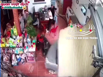 Clip: Nữ tài xế mất lái húc ô tô đổ cửa nhà dân khiến 4 người đàn ông hoảng sợ