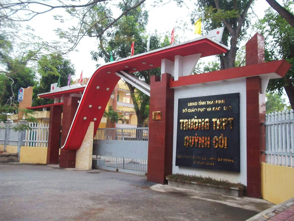 Vụ nam sinh lớp 10 rơi từ tầng 3 trường học xuống tử vong: Hiệu trưởng nói gì?