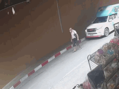 Video: Trần bê tông đổ sập trước mặt, người đàn ông thoát chết khó tin