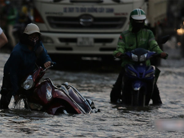 Người dân TP.HCM ngã dúi dụi trên đường do triều cường vượt đỉnh năm 2020