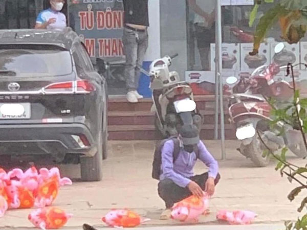Xót xa hình ảnh người đàn ông bán hàng rong bị xế hộp đè bẹp lợn đồ chơi, dân tình tranh cãi: Đúng sai không quan trọng bằng tình người!