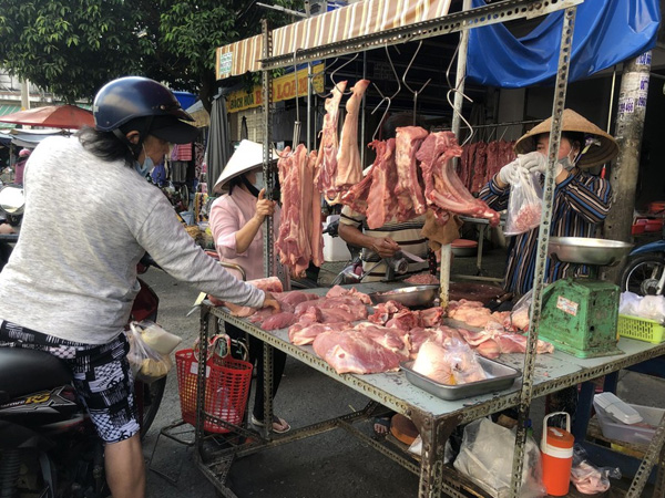 Chợ tự phát nhộn nhịp sau giãn cách