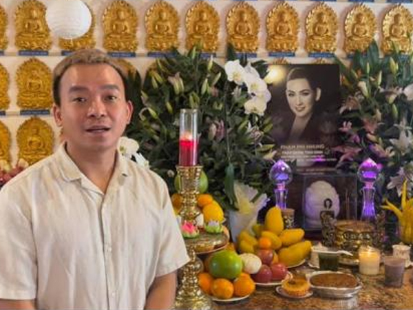 Wendy cùng ông xã đọc kinh cầu nguyện trong ngày cúng thất thứ 6 của cố ca sĩ Phi Nhung
