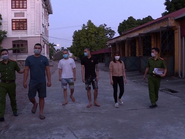 Cháu gái nợ tiền không trả, nhà nội liên tục bị 'nã bom bẩn'
