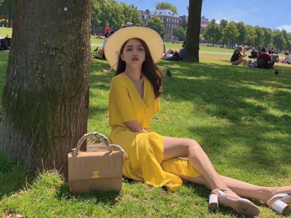 Hương Giang tái xuất lộng lẫy xinh đẹp, lên tiếng chốt hạ 1 câu ngắn gọn giữa lúc gây tranh cãi vì liên tục đăng ảnh check in sân golf
