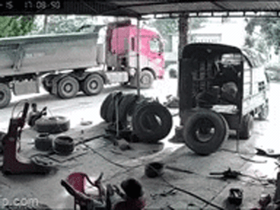 Khoảnh khắc kinh hoàng: Lốp xe phát nổ, người thợ nằm bất động tại chỗ