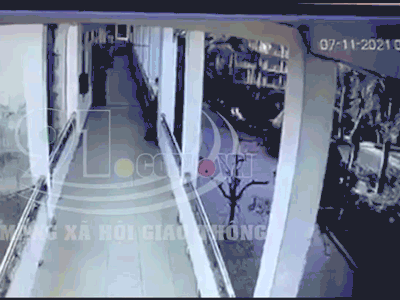 Camera an ninh ghi lại cảnh nam sinh lớp 10 rơi từ lan can tầng 3 xuống sân trường tử vong
