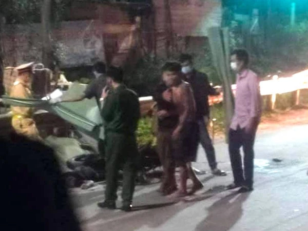 Xe máy chạy ngược chiều đâm nhau trong đêm, 2 học sinh tử vong