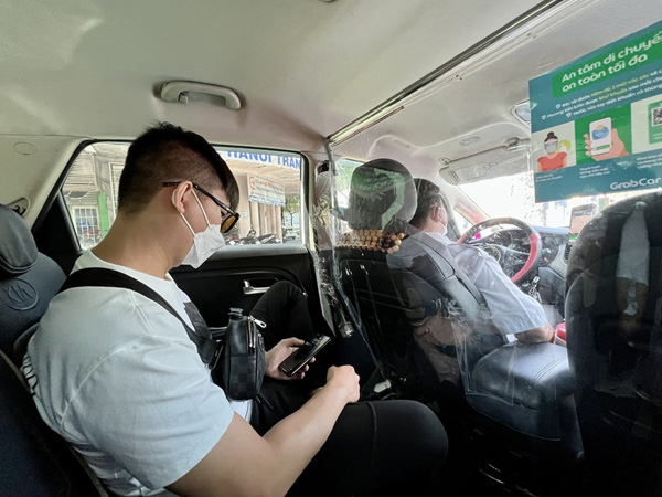 'Cháy hàng' taxi công nghệ, giá cước cao hơn taxi truyền thống