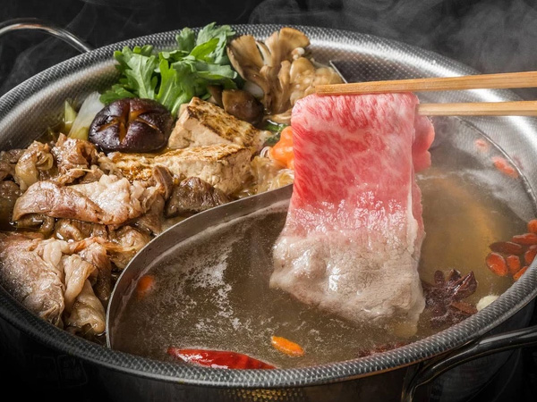 Thấy mắt càng ngày càng mờ, người phụ nữ đi khám mới biết nguyên nhân từ 1 thói quen khi ăn lẩu nhiều người cũng mắc