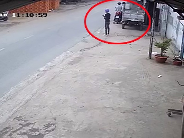 Xe ba gác máy đã tháo cần khởi động vẫn bị 4 thanh niên trộm trong vài giây
