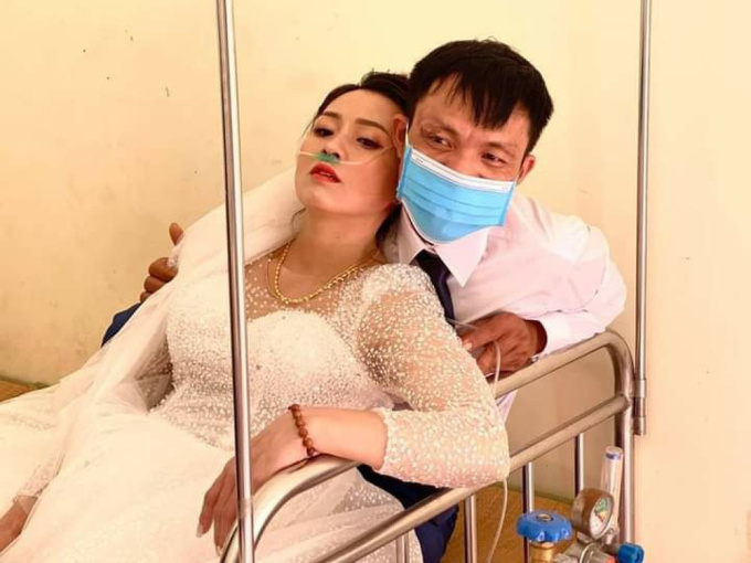 Đợi cả mùa dịch mới được cưới, đúng ngày lên xe hoa cô dâu Nghệ An khiến 2 họ sợ tái mặt bế gấp vào trạm y tế