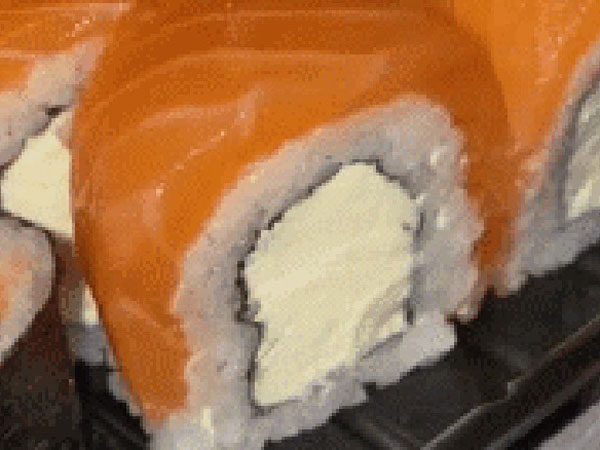 Clip ăn sushi kiểu lạ đời nhận vô vàn gạch đá, dân mạng phán ngay: Đây rõ ràng là một sự thiếu tôn trọng!