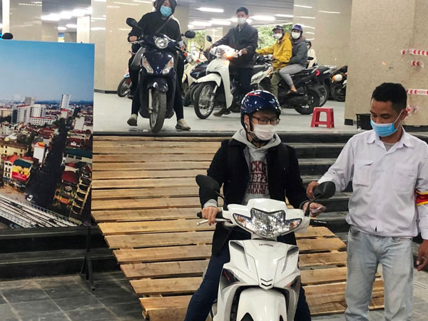Cận cảnh bãi xe miễn phí thay thế bãi xe lậu tại ga tàu Cát Linh