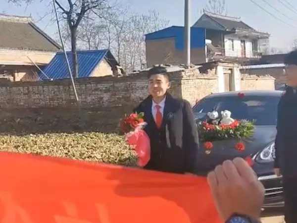 Đi đón dâu mà vừa đến ngõ đã được cả dàn 'trai hàng xóm' kéo băng rôn 'dằn mặt', chú rể toát mồ hôi còn dân tình thì cười ngã ngửa