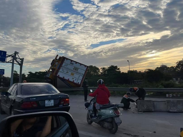 Xe container mất lái nằm 'vắt vẻo' tại chân cầu Thanh Trì, ùn tắc kéo dài 3km