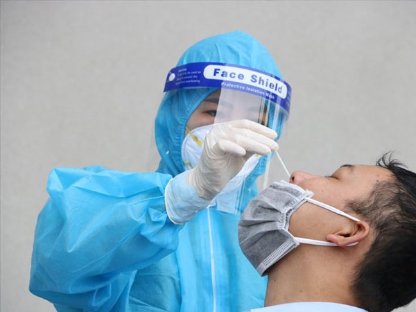 Từ 10/11, giá test nhanh Covid-19 mức tối đa 109.700 đồng/xét nghiệm