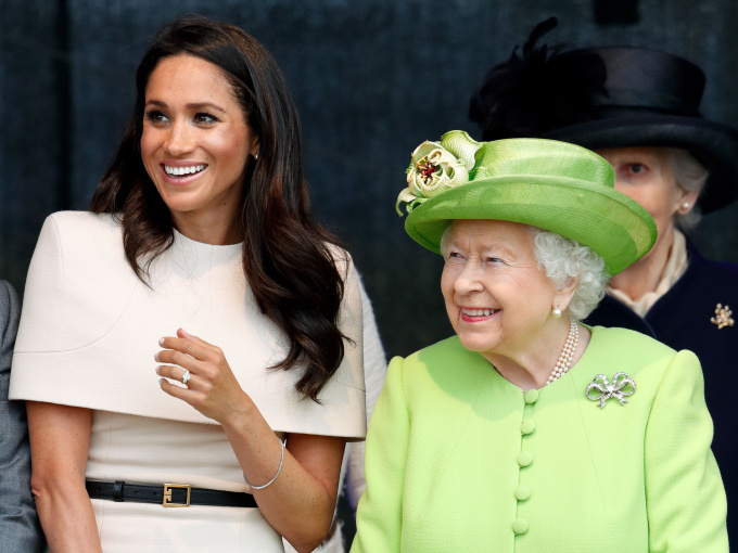 Meghan bị tố 'dồn Nữ hoàng vào chân tường', nhận lời cảnh cáo dữ dội thẳng mặt