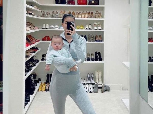 Phạm Hương khoe ảnh chụp cùng con trai, nàng Hậu gây chú ý căn phòng 'ngập tràn' đồ hiệu