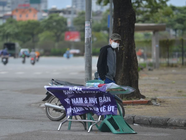 Phe vé trận Việt Nam vs Nhật Bản 'méo mặt', giảm giá kịch sàn vẫn ế khách