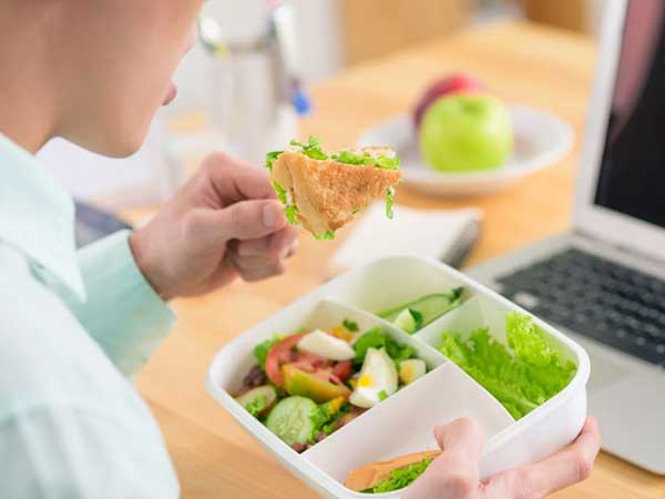 6 sai lầm tai hại khi ăn trưa dân văn phòng rất hay mắc