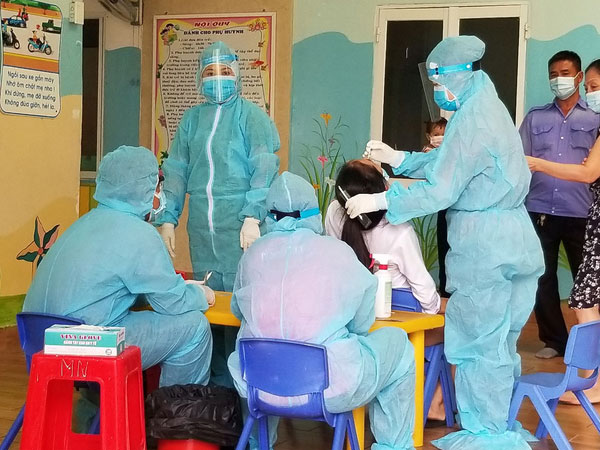 Người chưa tiêm đủ liều vắc-xin Covid-19 từ vùng có dịch về phải cách ly và xét nghiệm