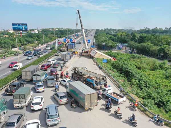 [Ảnh] Cầu Thanh Trì ùn tắc hơn 10km nhiều tiếng đồng hồ sau vụ xe container lật nghiêng