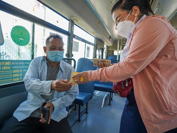 Người dân TPHCM háo hức khi xe buýt hoạt động trở lại
