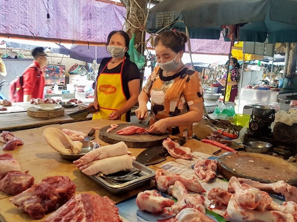 Giá lợn hơi lại giảm sát 'đáy', ngược xu thế hàng năm
