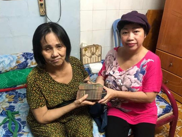 NS Hoàng Lan đã xin bệnh viện về nhà, tay chân vẫn co quắp và bật khóc khi đồng nghiệp đến thăm