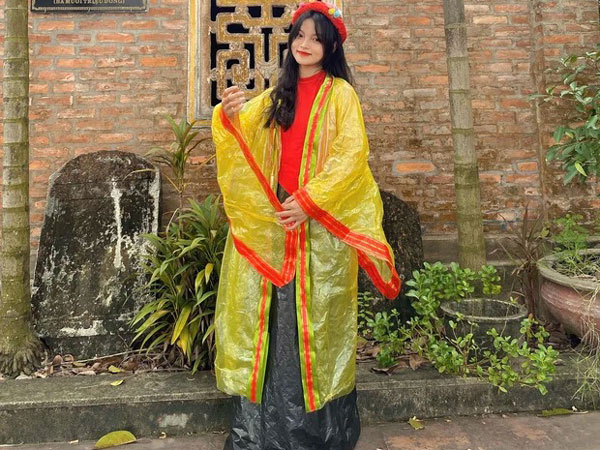 Vui tay tái chế nylon thành váy, cô gái bỗng trở nên nổi tiếng với visual xinh xắn, ảnh ngoài đời cũng 'một chín một mười'