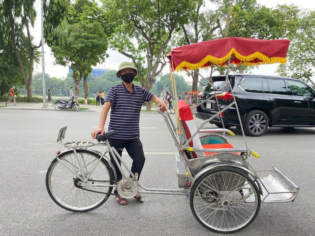 Tâm sự của bác đạp xích lô ở hồ Gươm: 'Ngày xưa để lại được 10 triệu đồng/tháng, bây giờ kiếm 5 triệu đã là hạnh phúc!'