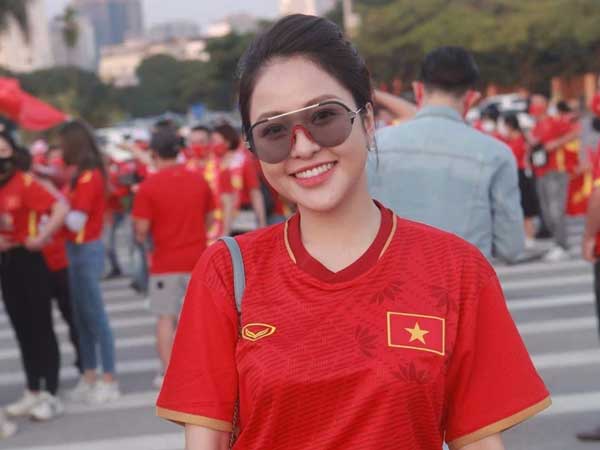 Hot girl Trâm Anh 'tươi như hoa', đến sân Mỹ Đình cổ vũ tuyển Việt Nam