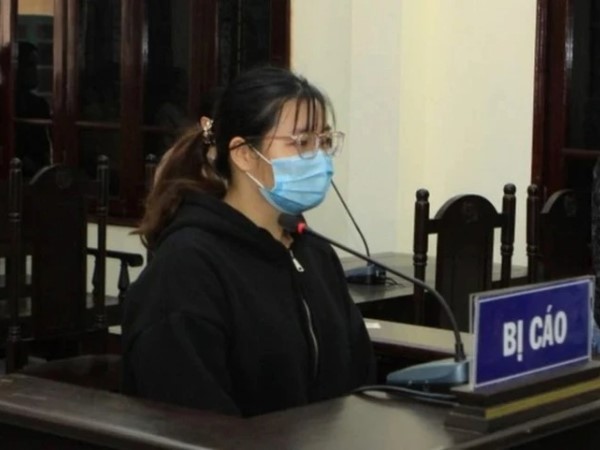 Cháu bé mầm non bị giữ chặt chân tay, nhét khăn vải vào miệng do… khóc
