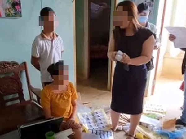Xôn xao vụ 'bóc phốt' mua cám gà 40.000 đồng/kg rồi đóng lọ giả làm thuốc quý hơn 2 triệu: Danh tính nữ đại gia dược phẩm gây bất ngờ