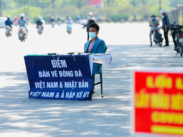 Dân 'phe' kê bàn bán vé ngay sân Mỹ Đình vẫn vắng người mua