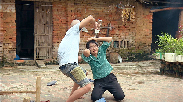 Phố trong làng tập 4: Mến 'Chí Phèo' đánh vợ dã man trước mặt con gái nhỏ