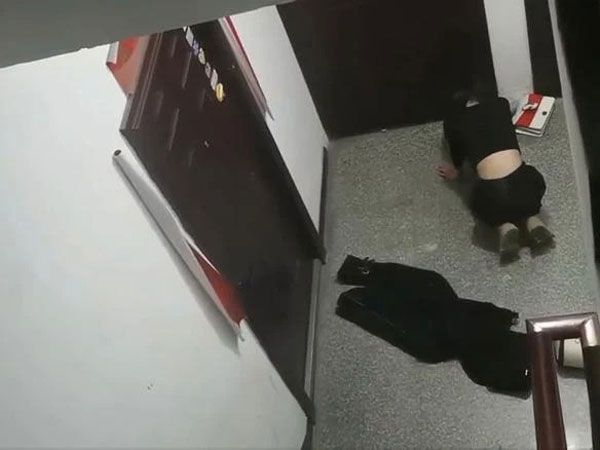 Cãi nhau với bạn trai, cô gái quỳ gối cầu xin xin được vào nhà lúc rạng sáng