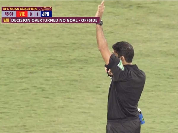 VIDEO: VAR vào cuộc gần 5 phút để khước từ siêu phẩm của Nhật Bản, tuyển Việt Nam lần đầu hưởng lợi tại vòng loại World Cup 2022