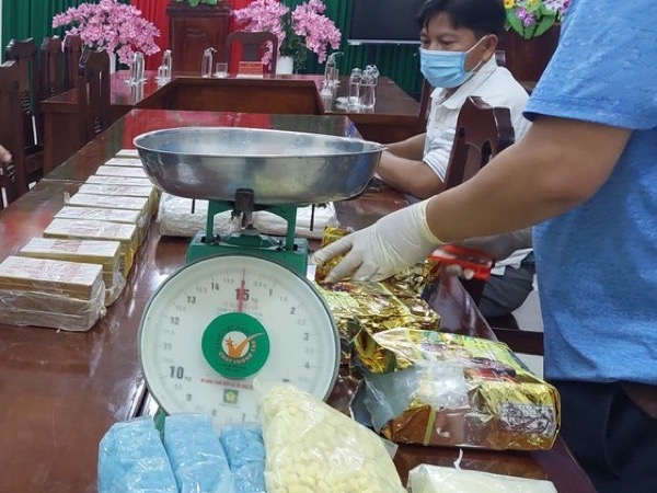 Bắt giữ 24kg nghi ma túy trên xe chở xoài tại Cửa khẩu Bình Hiệp