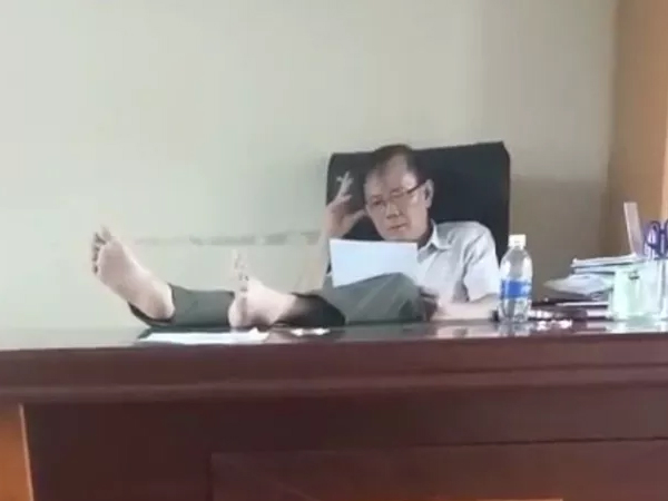 Hạt trưởng kiểm lâm có thói quen gác hai chân lên bàn làm việc