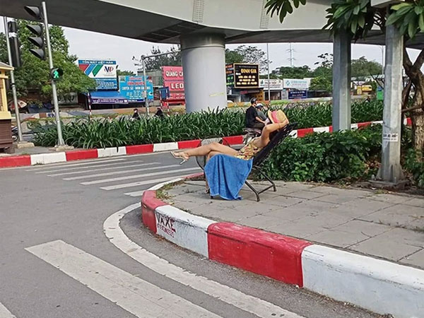 Cô gái ăn mặc mát mẻ, thản nhiên mang ghế xếp ra nằm phơi nắng giữa ngã tư khiến nhiều người khó hiểu