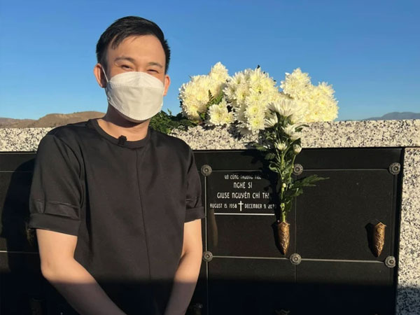 Dương Triệu Vũ thăm mộ cố nghệ sĩ Chí Tài, netizen nhắn gửi em trai Hoài Linh giúp một điều