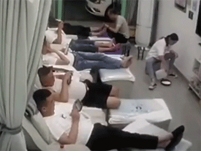 Bất cẩn, nữ nhân viên nướng mực suýt nướng luôn cả khách hàng